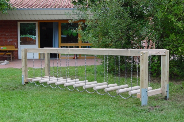 Spielgerät Wackelbrücke Dschungelbrücke für Spielplatz und Kindergarten aus Holz